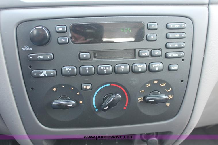 image for item I8226 2006 Ford Taurus SE