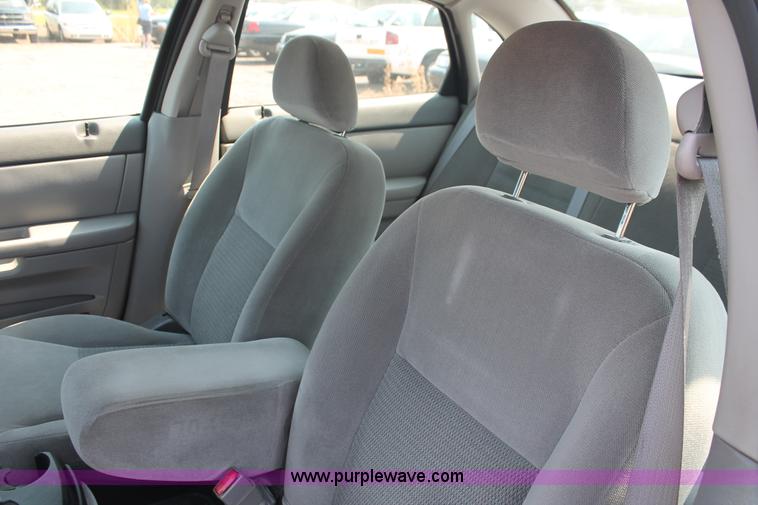 image for item I8226 2006 Ford Taurus SE