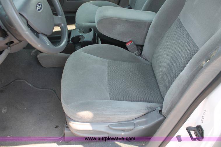 image for item I8226 2006 Ford Taurus SE