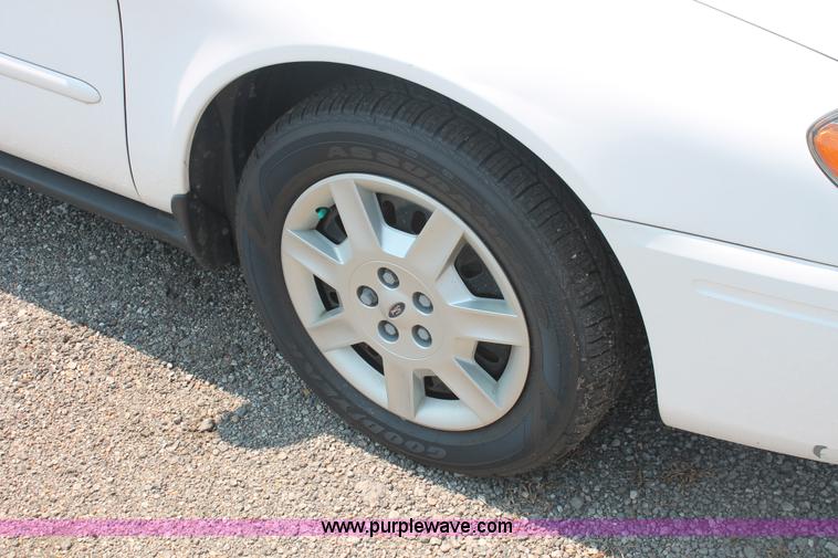 image for item I8226 2006 Ford Taurus SE