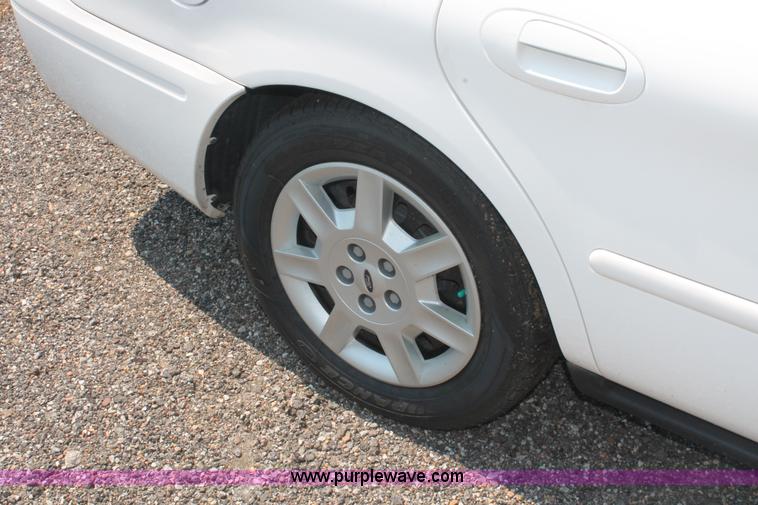 image for item I8226 2006 Ford Taurus SE