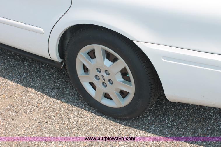 image for item I8226 2006 Ford Taurus SE