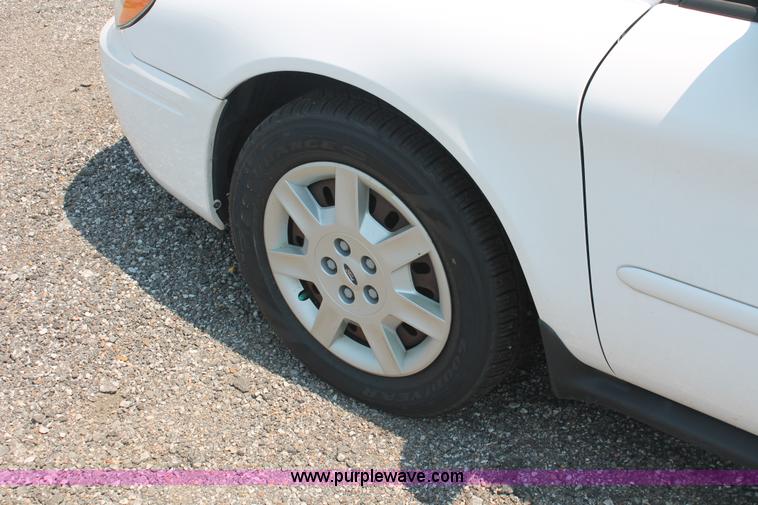 image for item I8226 2006 Ford Taurus SE