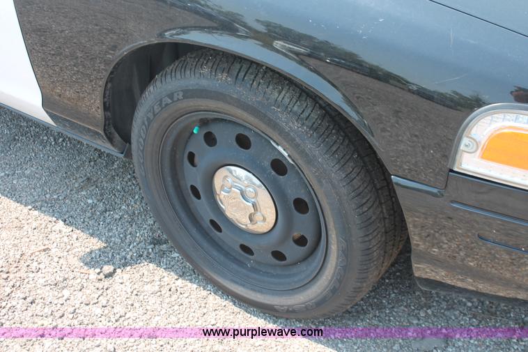 image for item I8228 2009 Ford Crown Victoria Police Interceptor