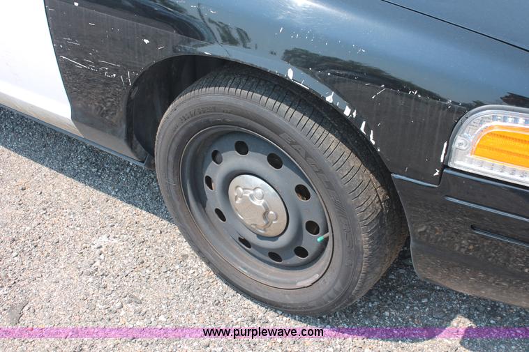 image for item I8229 2009 Ford Crown Victoria Police Interceptor