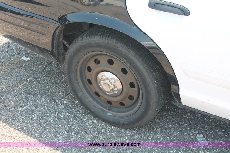 image for item I8230 2009 Ford Crown Victoria Police Interceptor