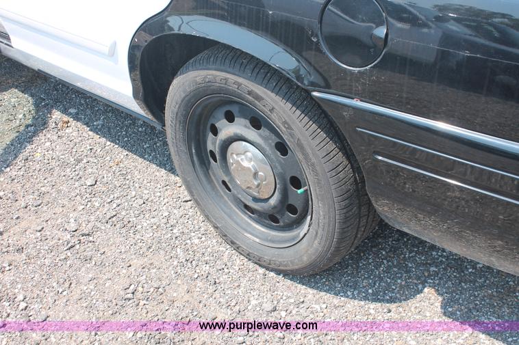 image for item I8230 2009 Ford Crown Victoria Police Interceptor