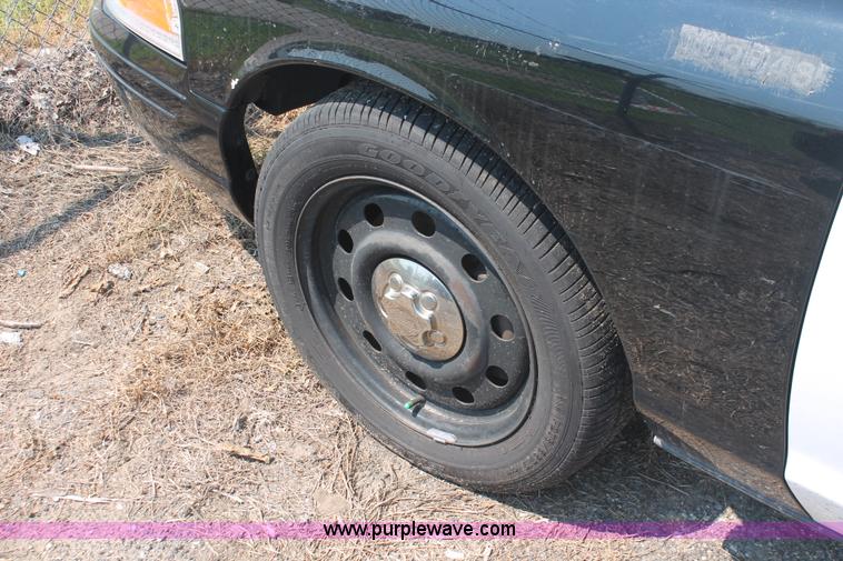 image for item I8230 2009 Ford Crown Victoria Police Interceptor