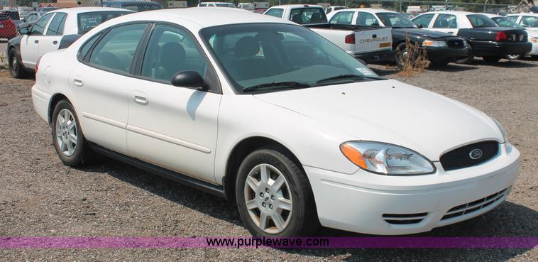 image for item I8231 2005 Ford Taurus SE