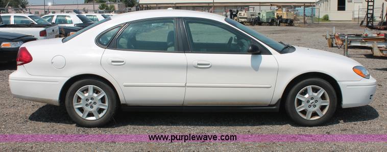 image for item I8231 2005 Ford Taurus SE