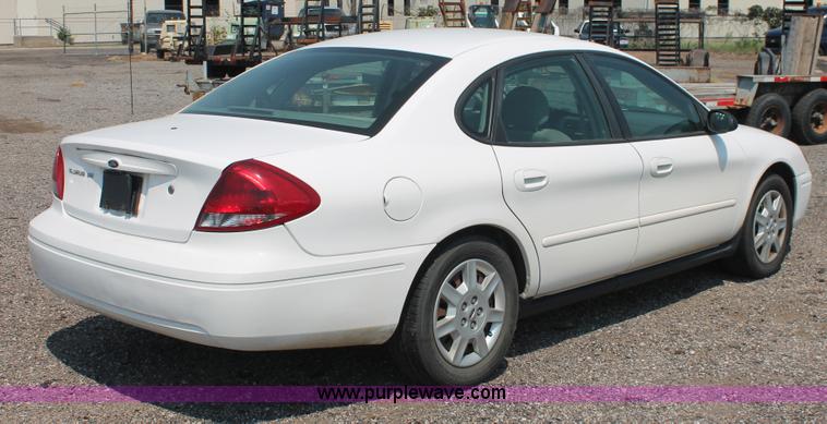 image for item I8231 2005 Ford Taurus SE