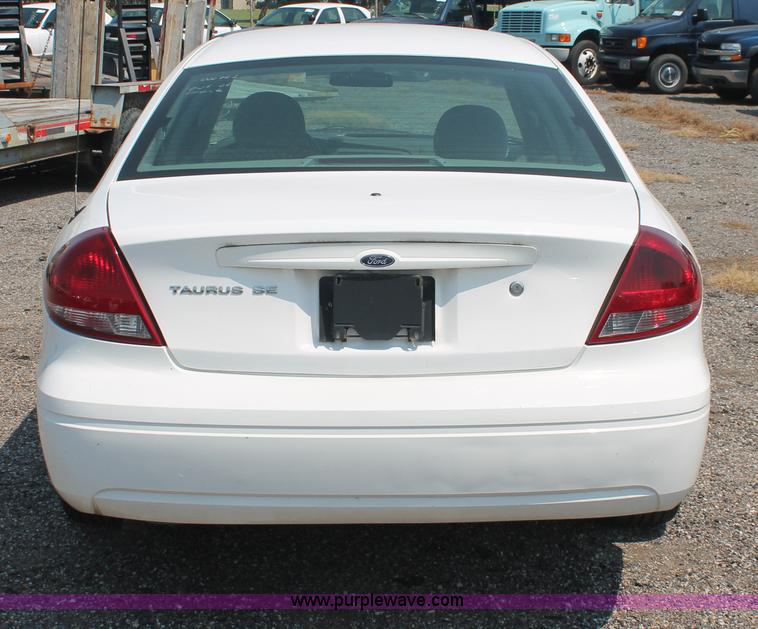 image for item I8231 2005 Ford Taurus SE