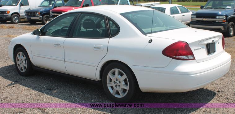 image for item I8231 2005 Ford Taurus SE