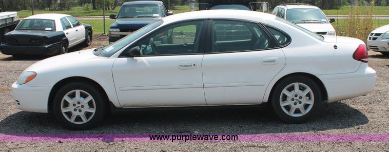 image for item I8231 2005 Ford Taurus SE