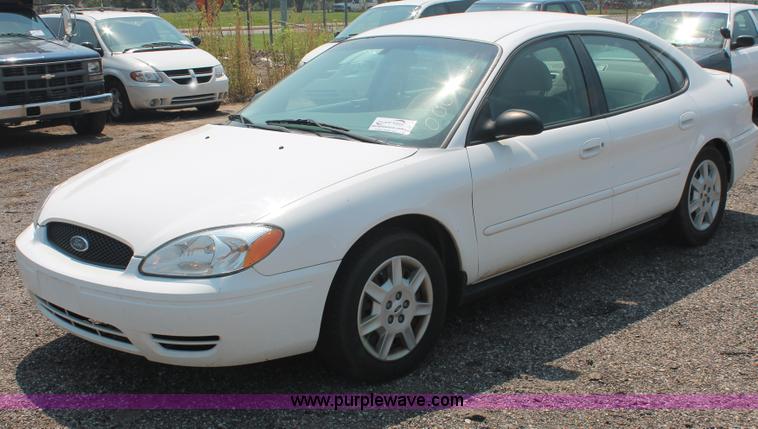 image for item I8231 2005 Ford Taurus SE