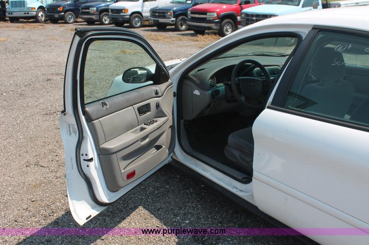 image for item I8231 2005 Ford Taurus SE