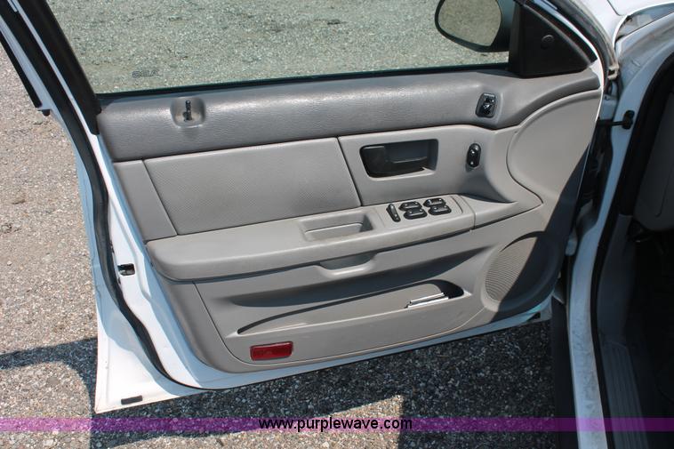 image for item I8231 2005 Ford Taurus SE