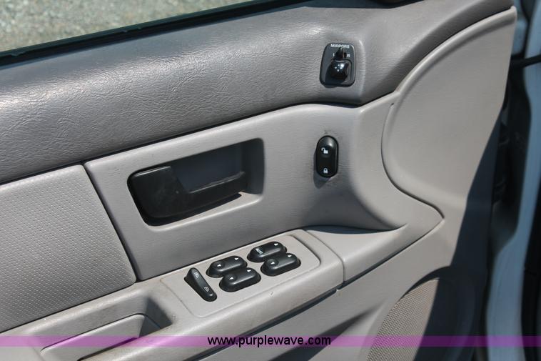 image for item I8231 2005 Ford Taurus SE