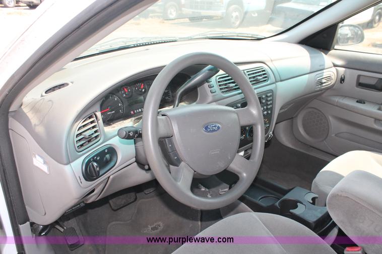 image for item I8231 2005 Ford Taurus SE