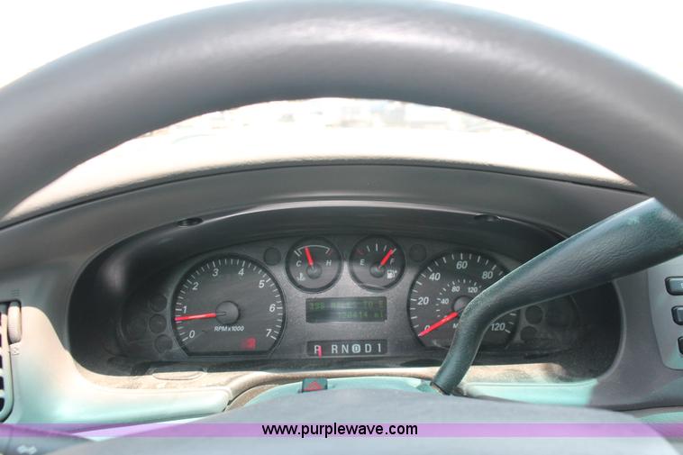 image for item I8231 2005 Ford Taurus SE