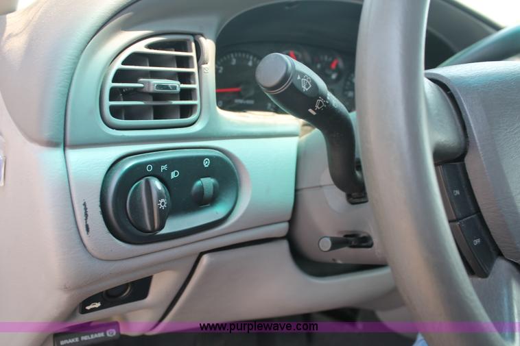 image for item I8231 2005 Ford Taurus SE