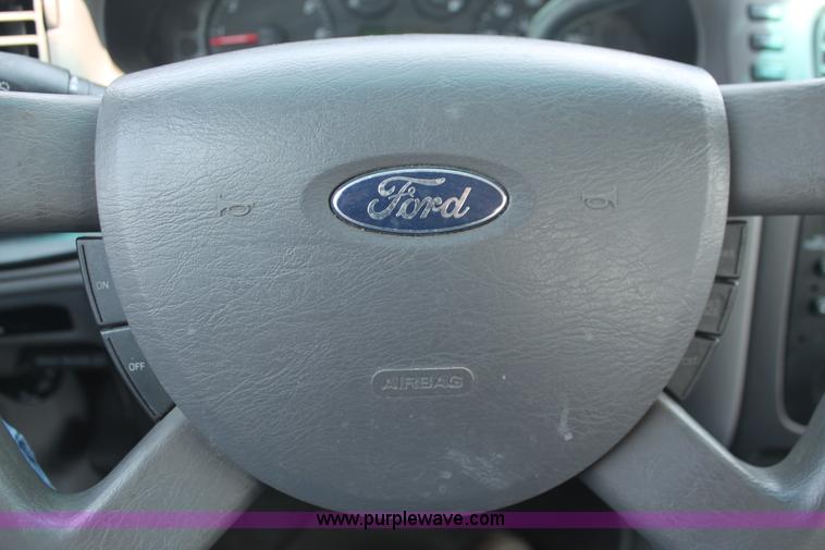 image for item I8231 2005 Ford Taurus SE