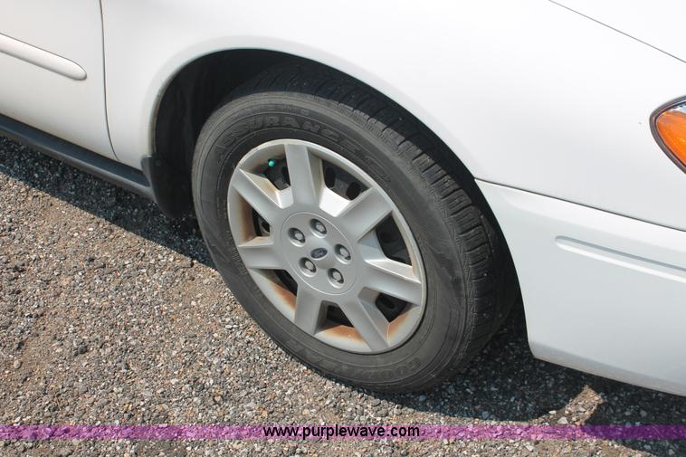 image for item I8231 2005 Ford Taurus SE