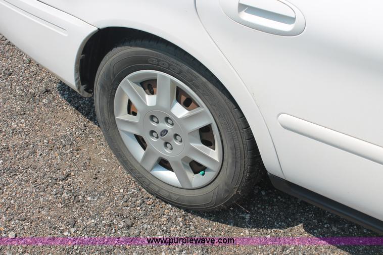 image for item I8231 2005 Ford Taurus SE