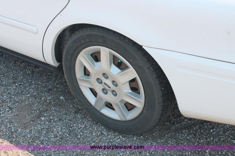image for item I8231 2005 Ford Taurus SE