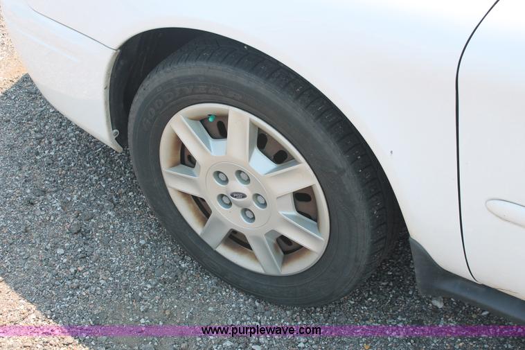 image for item I8231 2005 Ford Taurus SE