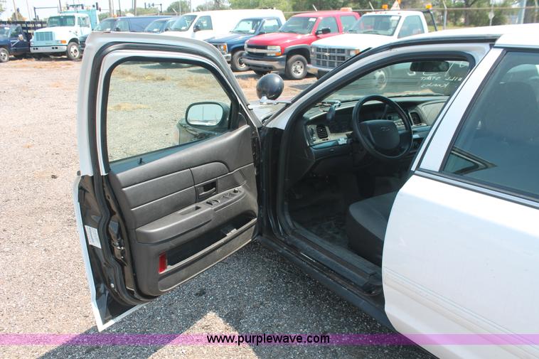 image for item I8232 2009 Ford Crown Victoria Police Interceptor