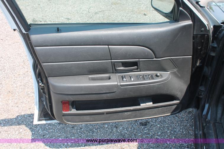 image for item I8232 2009 Ford Crown Victoria Police Interceptor