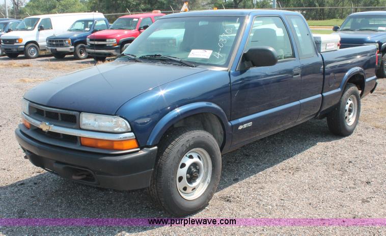 image for item I8233 2002 Chevrolet S10 Ext. Cab pickup truck