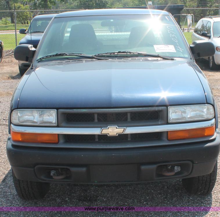 image for item I8233 2002 Chevrolet S10 Ext. Cab pickup truck