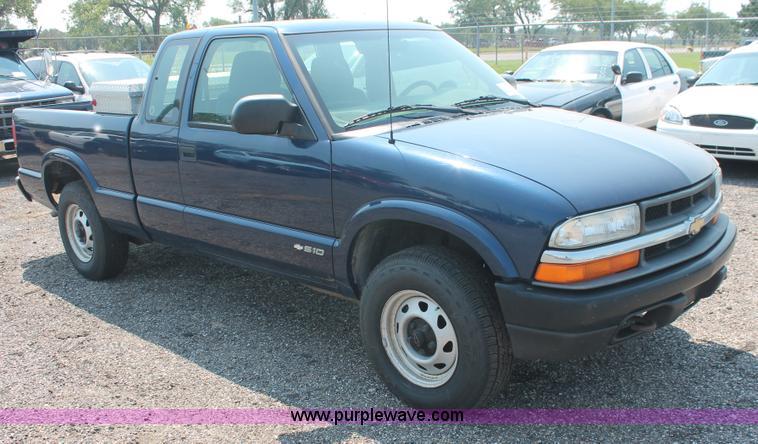 image for item I8233 2002 Chevrolet S10 Ext. Cab pickup truck