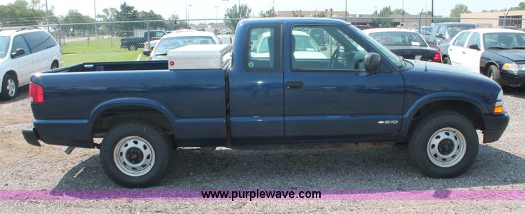 image for item I8233 2002 Chevrolet S10 Ext. Cab pickup truck