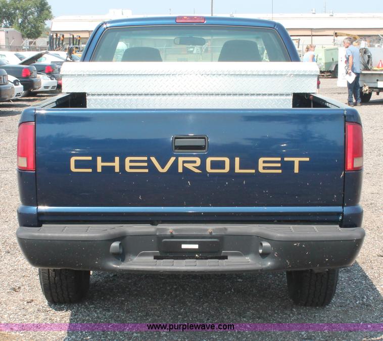 image for item I8233 2002 Chevrolet S10 Ext. Cab pickup truck
