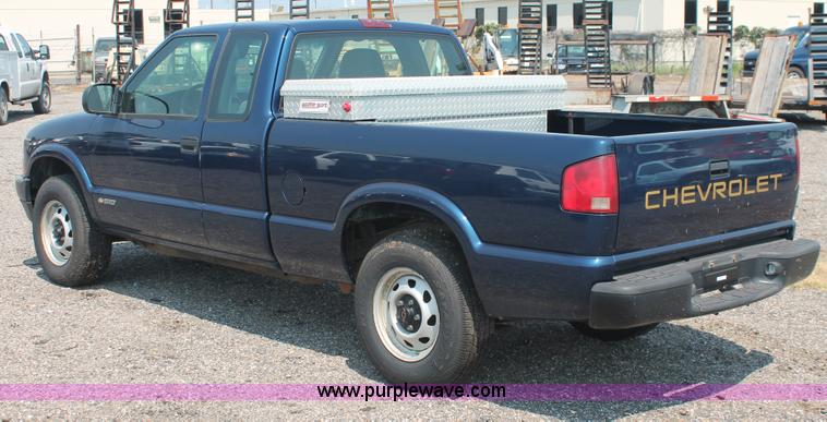 image for item I8233 2002 Chevrolet S10 Ext. Cab pickup truck