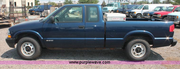 image for item I8233 2002 Chevrolet S10 Ext. Cab pickup truck