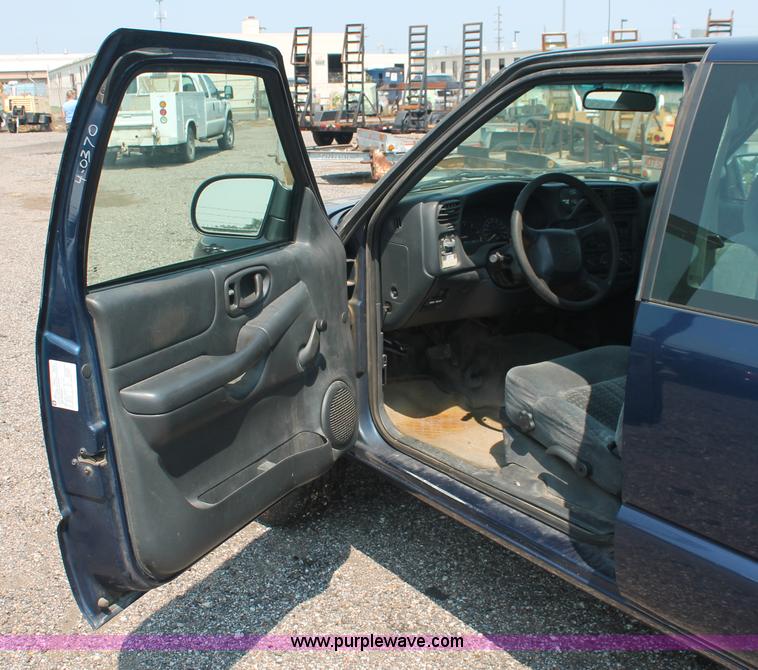 image for item I8233 2002 Chevrolet S10 Ext. Cab pickup truck