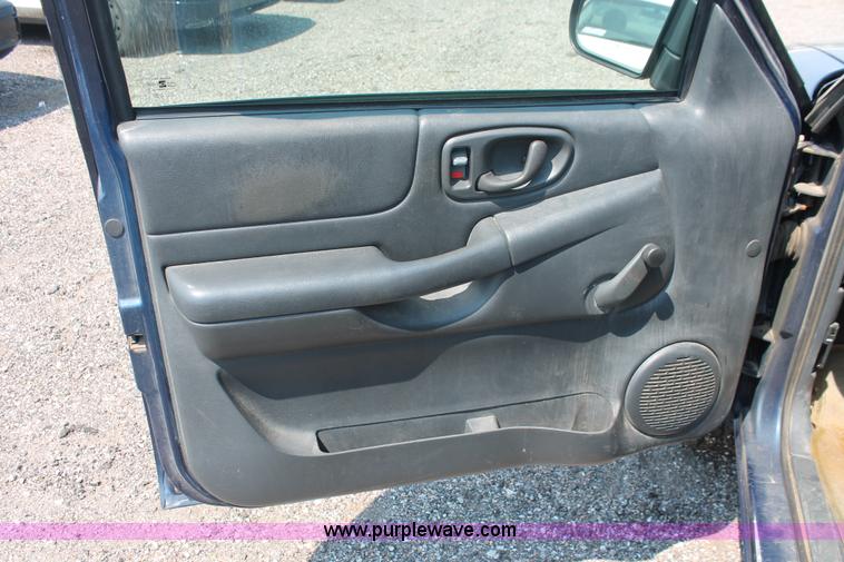 image for item I8233 2002 Chevrolet S10 Ext. Cab pickup truck