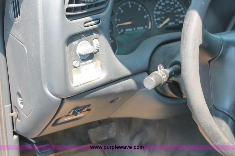 image for item I8233 2002 Chevrolet S10 Ext. Cab pickup truck