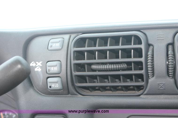 image for item I8233 2002 Chevrolet S10 Ext. Cab pickup truck