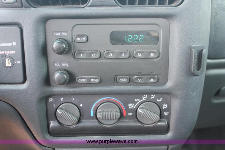 image for item I8233 2002 Chevrolet S10 Ext. Cab pickup truck