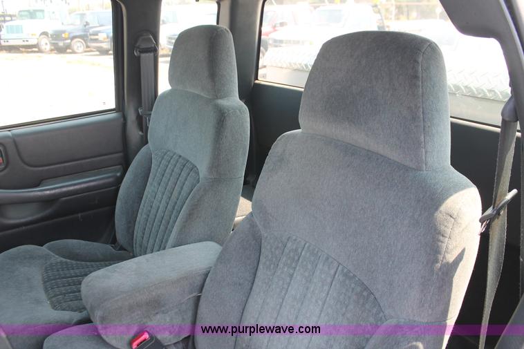 image for item I8233 2002 Chevrolet S10 Ext. Cab pickup truck