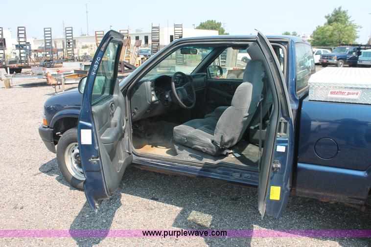 image for item I8233 2002 Chevrolet S10 Ext. Cab pickup truck