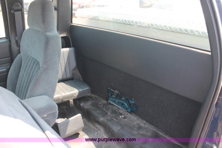 image for item I8233 2002 Chevrolet S10 Ext. Cab pickup truck