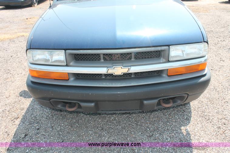 image for item I8233 2002 Chevrolet S10 Ext. Cab pickup truck