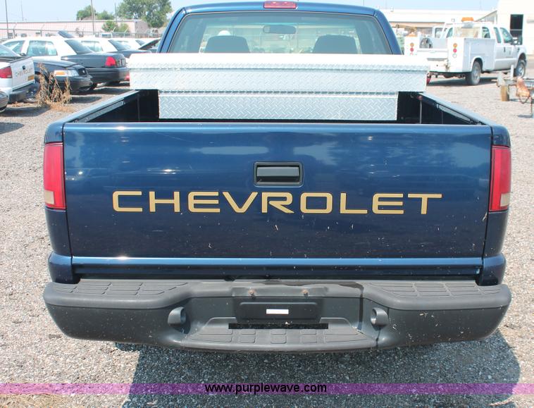 image for item I8233 2002 Chevrolet S10 Ext. Cab pickup truck