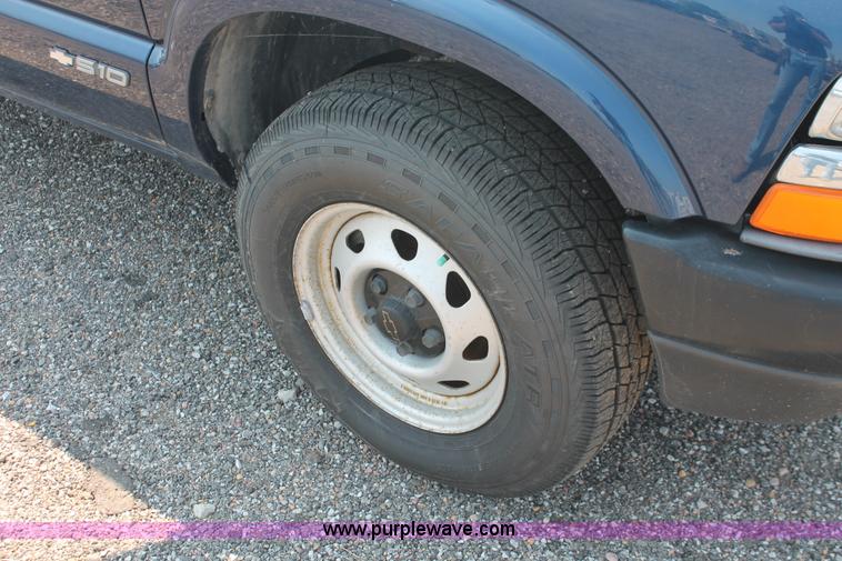 image for item I8233 2002 Chevrolet S10 Ext. Cab pickup truck